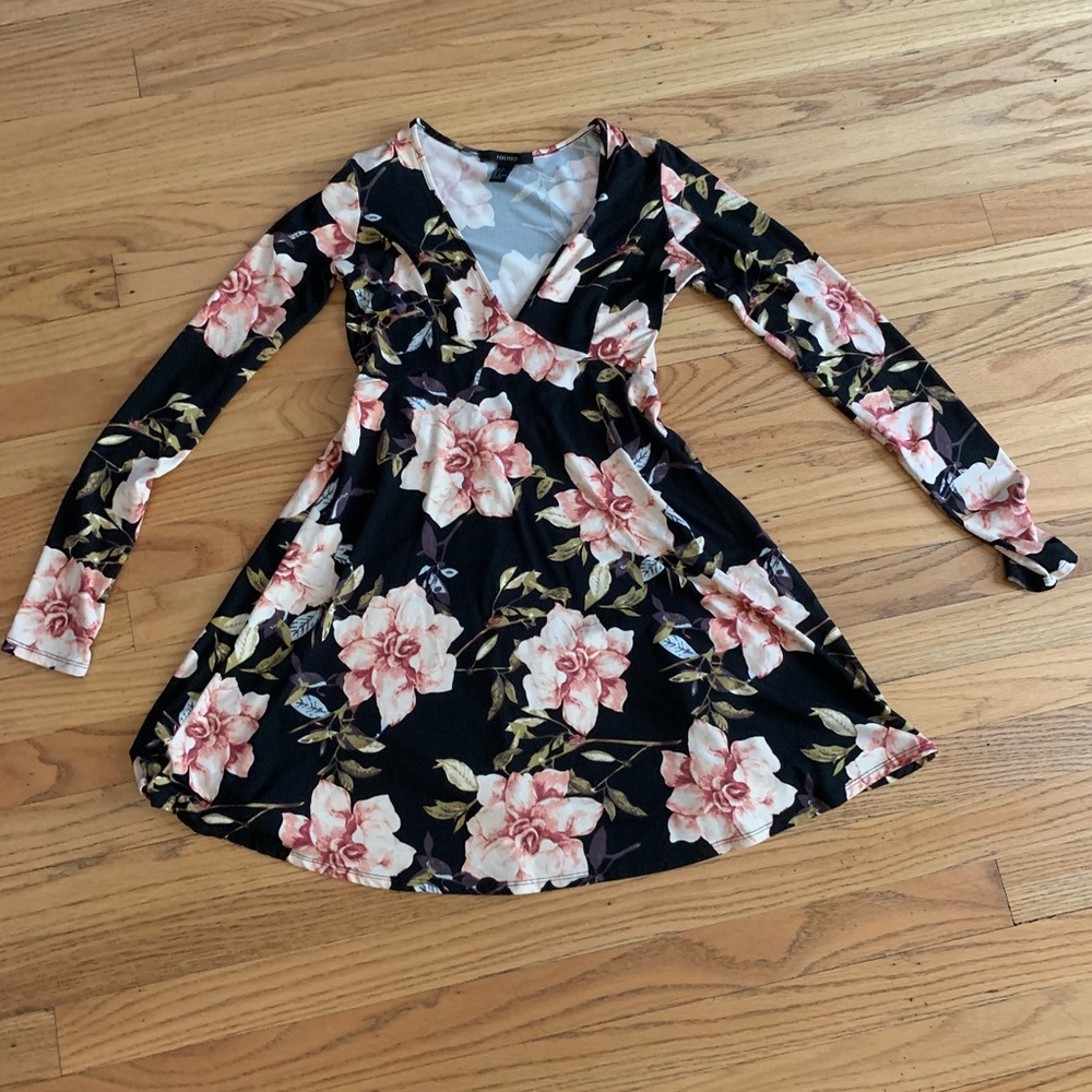 Flowered dress. Long sleeves.